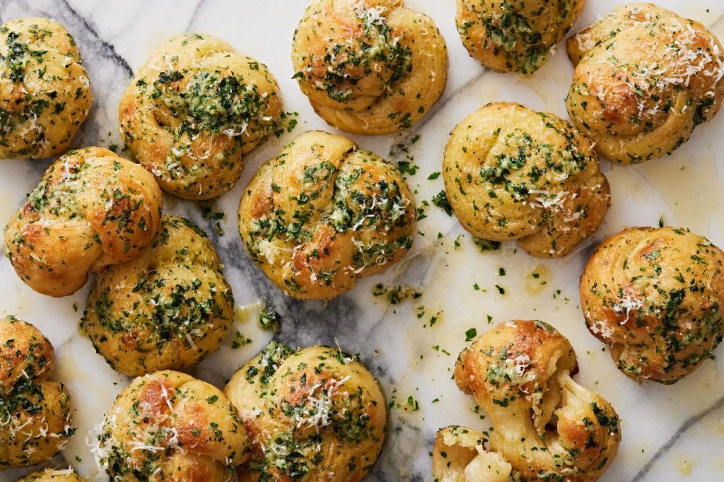 Best Garlic Knots — How to Make Garlic Knots